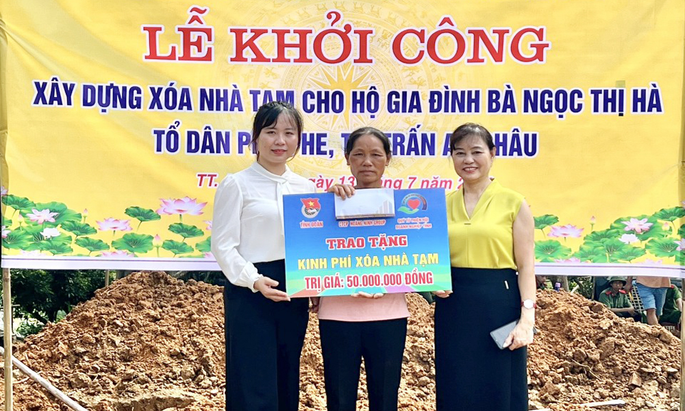 Công ty cổ phần Hoàng Ninh Group hỗ trợ 50 triệu đồng cho hộ nghèo huyện Sơn Động xây nhà mới